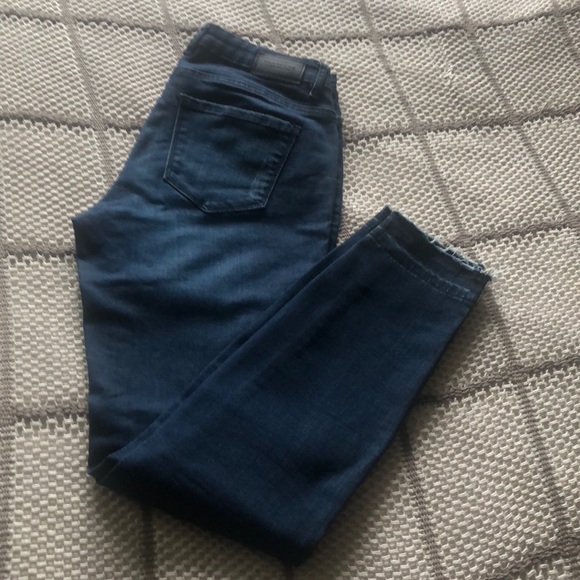 Contemporary jeans. - Picture 2 of 9